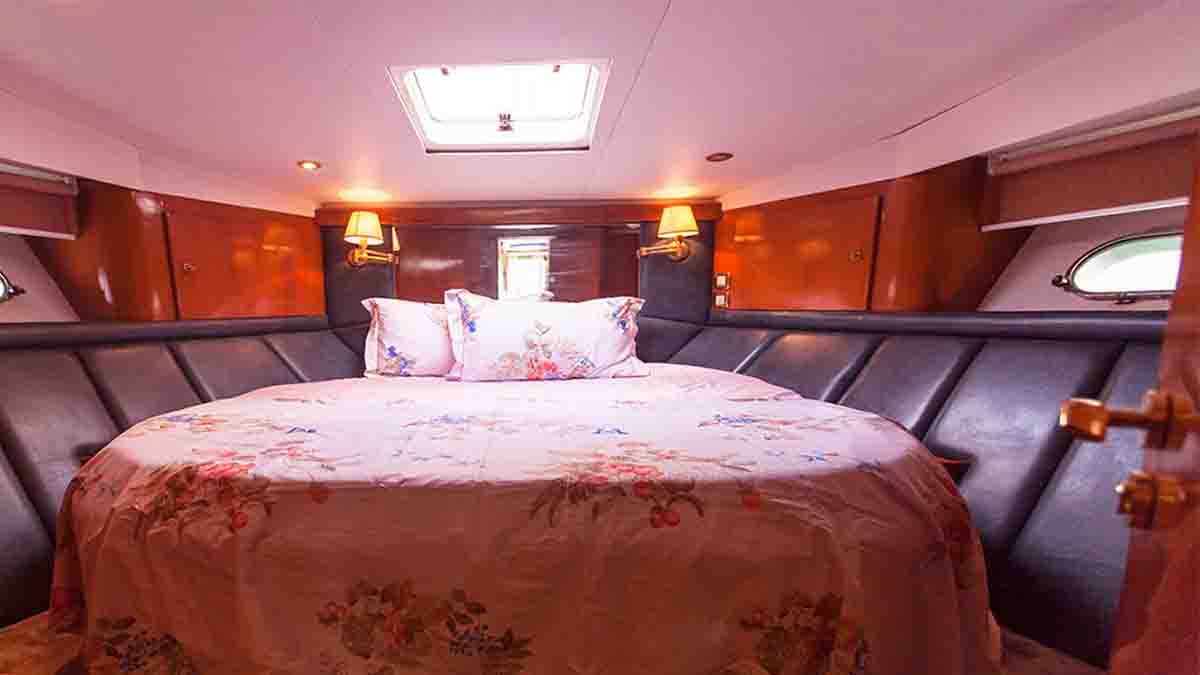 book dubai yachts majesty55ft 3